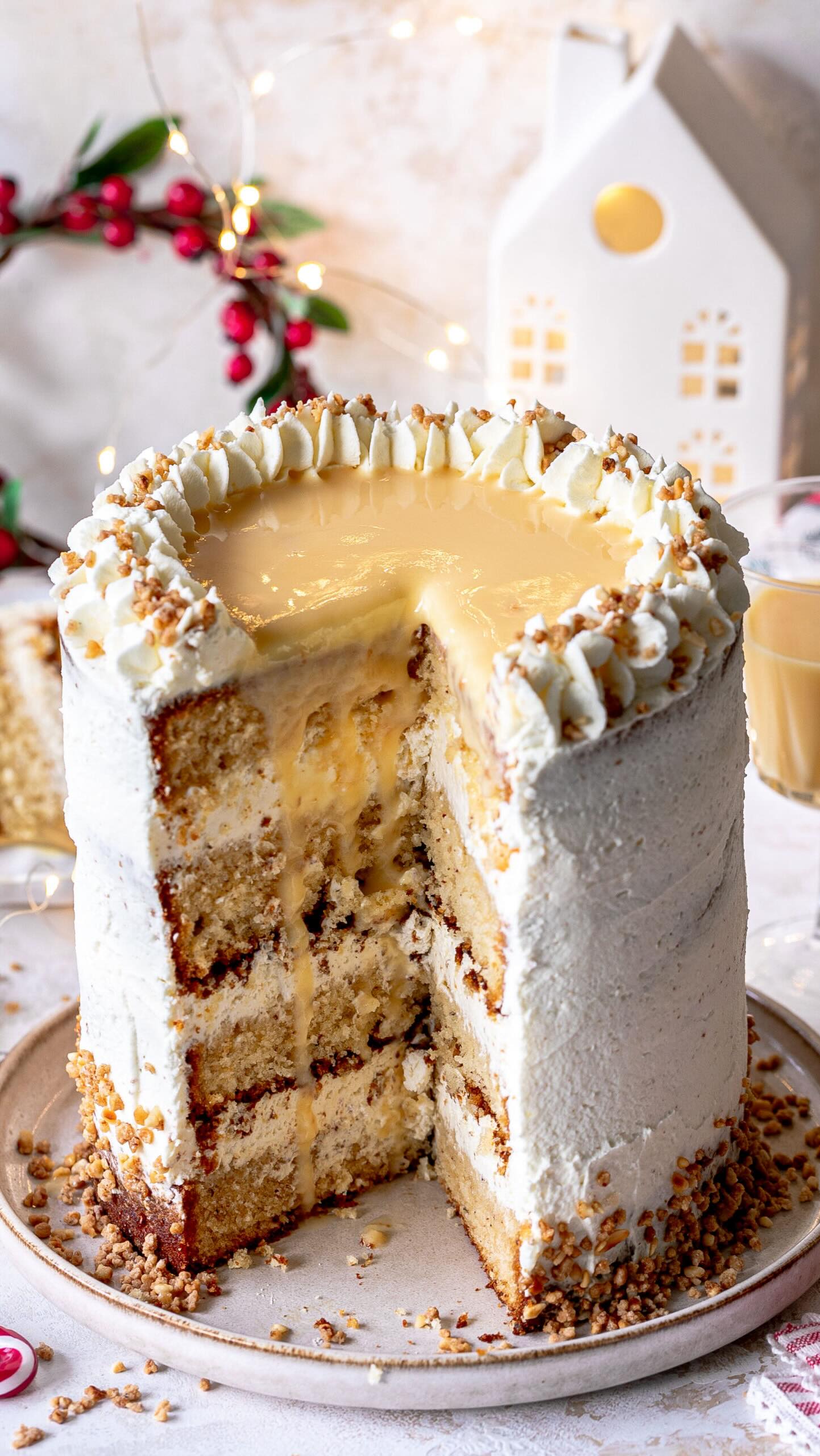 Eierlikör-Nuss-Torte ❤️ Hier treffen saftige, mit Eierlikör getränkte Nussböden auf eine köstliche Eierlikörcreme. Es ist die perfekte Adventstorte für alle Eierlikörfans. ✌️, 🍰 Wenn ihr das Rezept