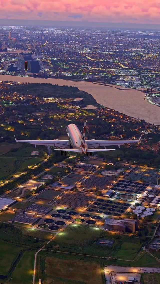 London city views 🤩 ️ Embraer E195 on final approach into London City ...
