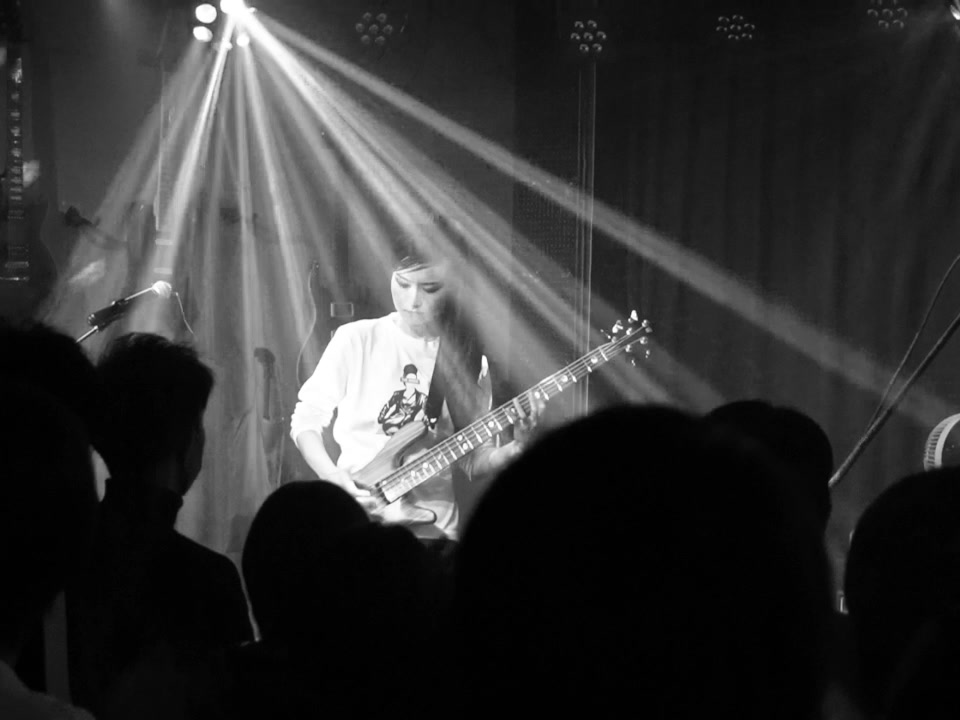 Kiyoshi suddenly starts a bass solo and the drummer follows