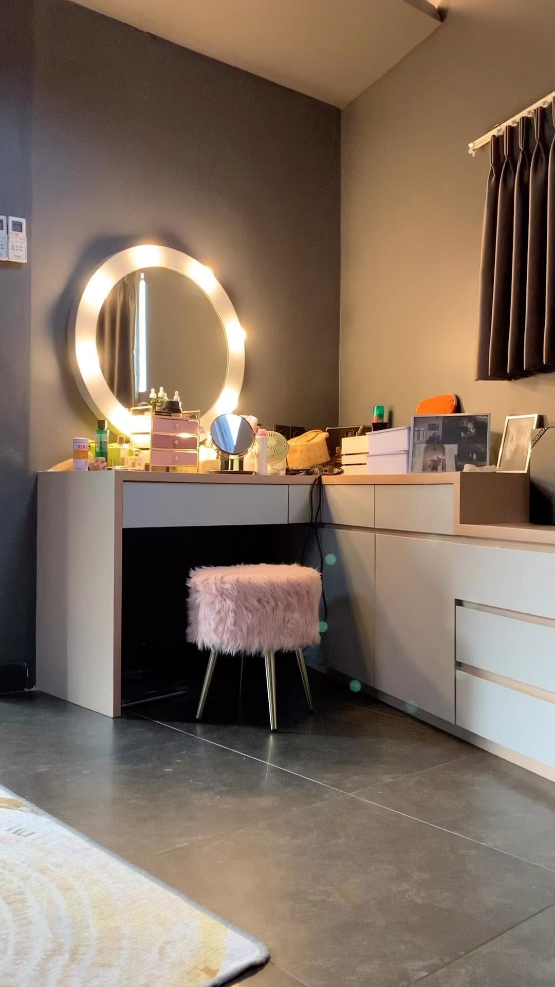 Inpirasi meja rias dengan banyak ruang penyimpanan. Custom furnitur ini ...