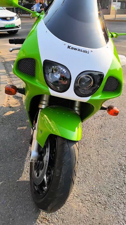 A Kawasaki Ninja ZX-7R K2 ('91-92) fresh in its crate.. 🤩 How