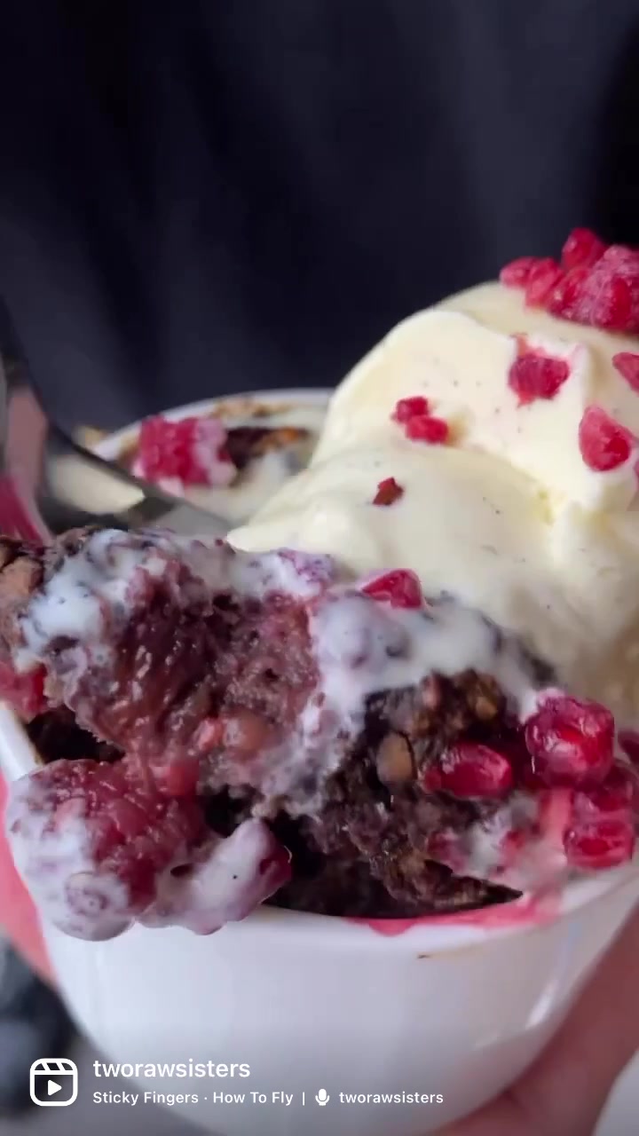VALENTINES DAY 10-MINUTE RECIPE 😘 Double Chocolate Raspberry Mug Cakes ...