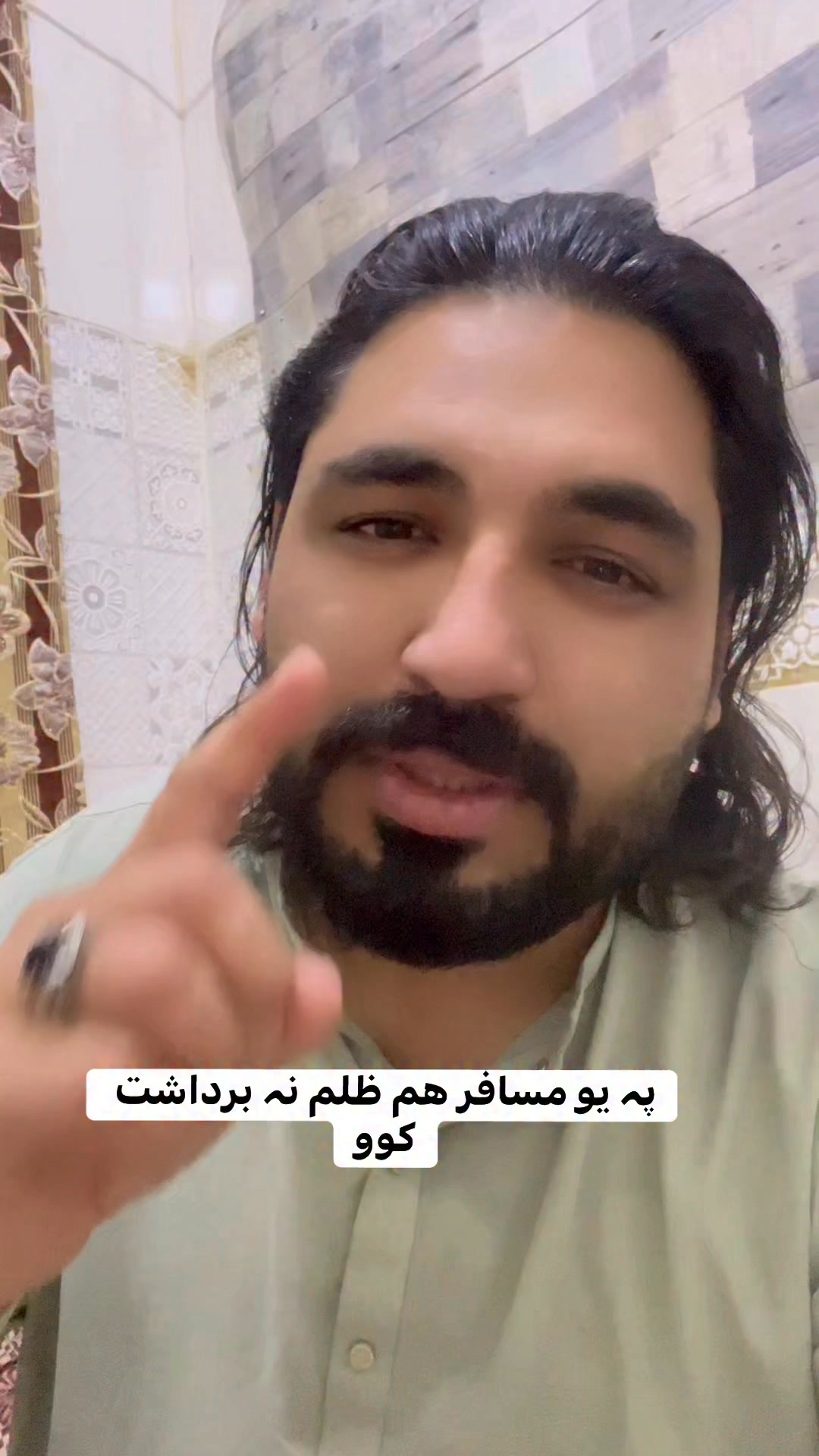 دہ ویڈو شیر کړی چې خکومت وقت ته وارسې او ده مسافرو په خق کې اواز وچت ...