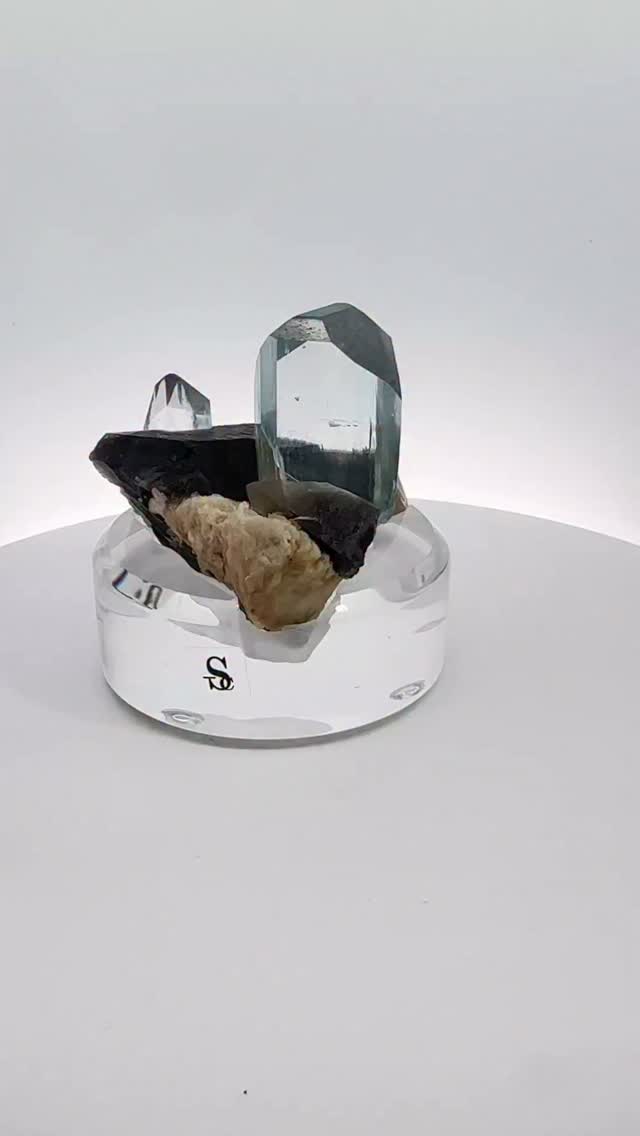 Topaz on Smoky Quartx with Albite, 7cm, Murzinka. This ranks in