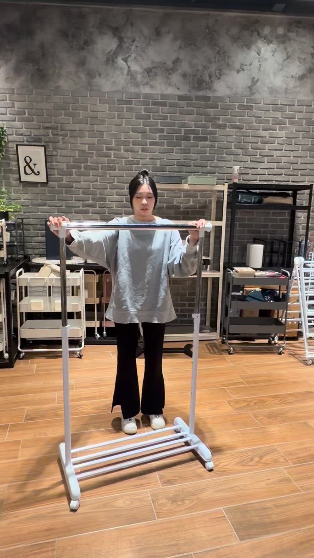 台灣製造免螺絲吊衣架 高度五段式調整 底部有空間可以再收納 | 小趙閒聊 | Facebook