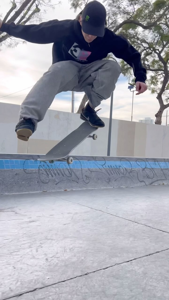 Nollie 180 hardflip | Jeff DeChesare