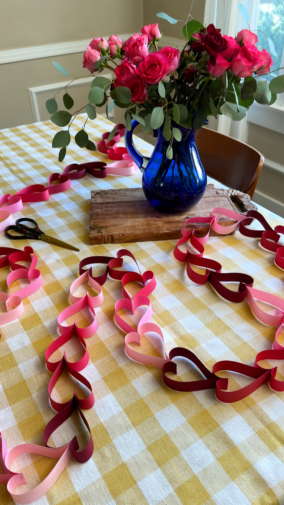 How to make a paper heart chain garland! 💕 Easy Valentine’s craft and ...