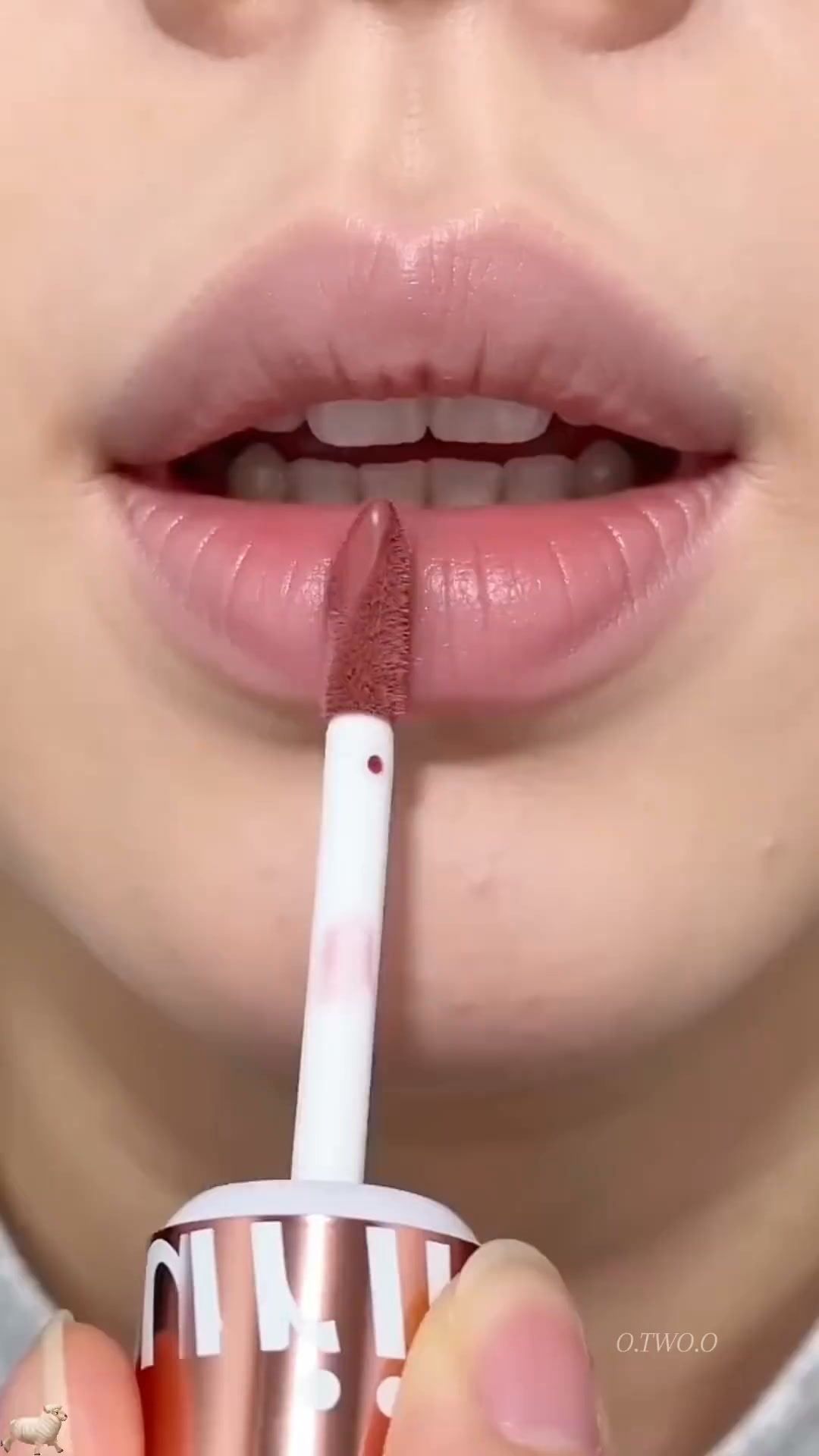 O.TWO.O Color-Changing Lip Balm Reveals a radiant lip color in 30 seconds✨ Hydrates, locks in moisture & smooths lip lines 💄 Lip balm, lipstick & lip tint — all in one! 🔗https