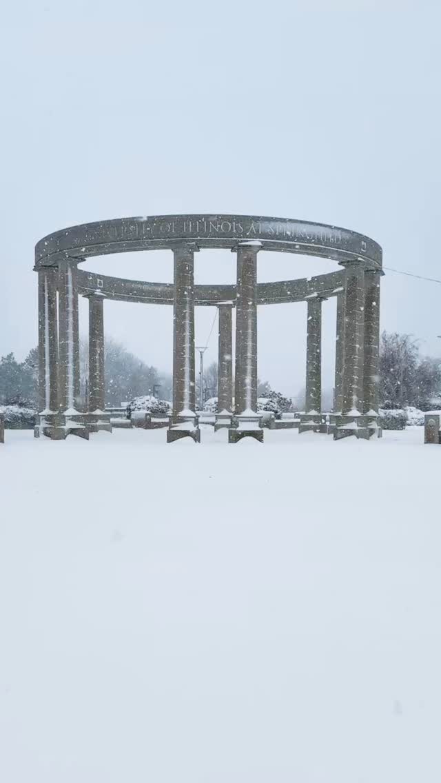 The first snowfall of the season has arrived at #UISedu and campus ...