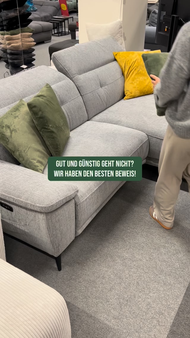 Lauft nicht, sondern rennt zu ROLLER! , Aktuell erhältst du unser Ecksofa „Taylor“ für 899.99€ 😍💸 , Lass dich gerne persönlich in deinem ROLLER-Markt in der Nähe beraten. , 👉🏼www.roller.de/1015183000,