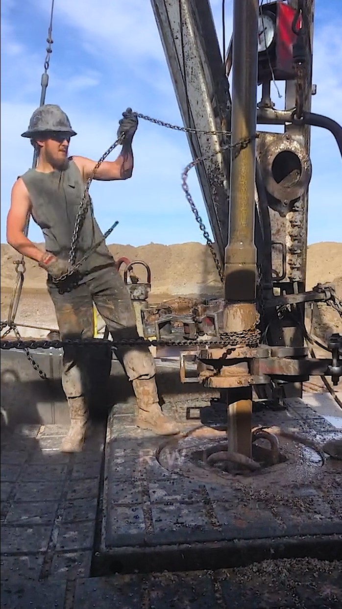 Floorman Old Rig Working #floorman #oilfields #oil #drilling | RIG WORK ...