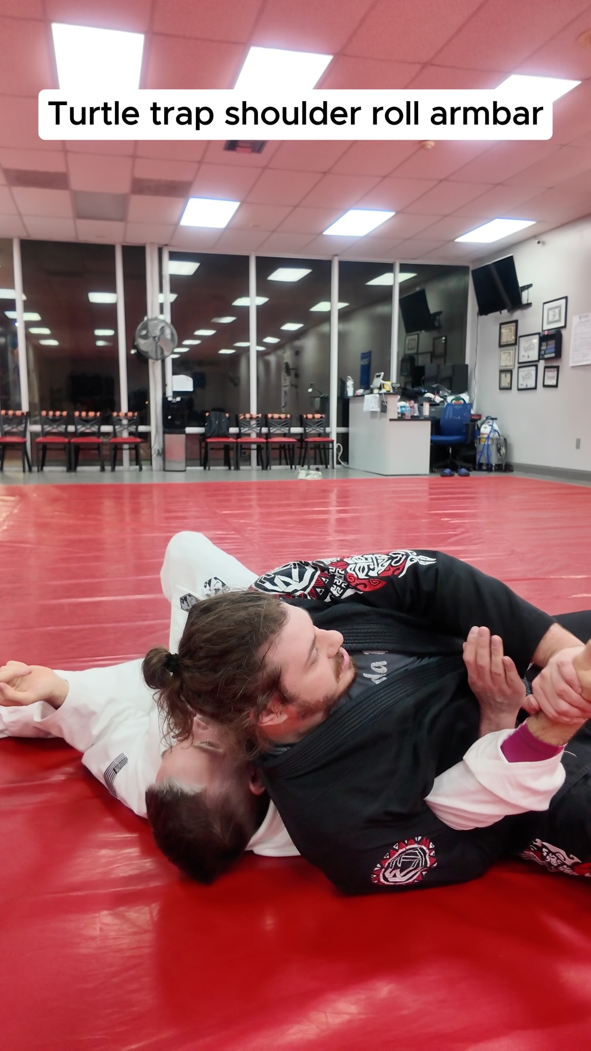Turtle trap shoulder roll armbar #bjj #armbar #crucifix #turtleposition ...