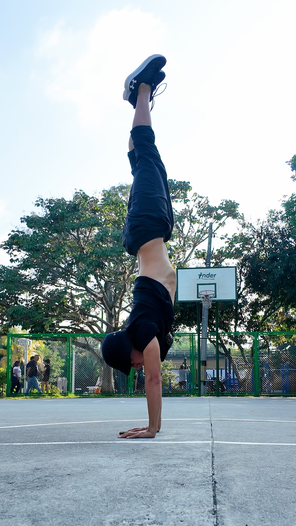 ES mas miedo que otra cosa el handstand ASI de facil primer haces ...