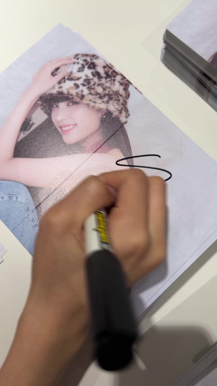 ITZY <CHESHIRE> Special ✨HAND-SIGNED FOLDING POSTER (Random