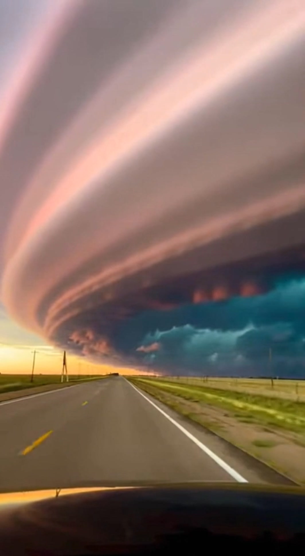 Insane apocalyptic shelf cloud structure spotted over Western Kansas. 🌥 ...