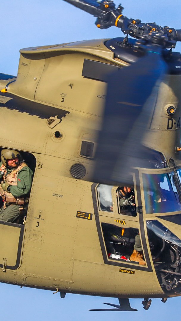 Pilot and loadmaster waving goodbye 🤙🏼 RNLASF CH-47F MYII CAAS🇳🇱 #ch47 ...