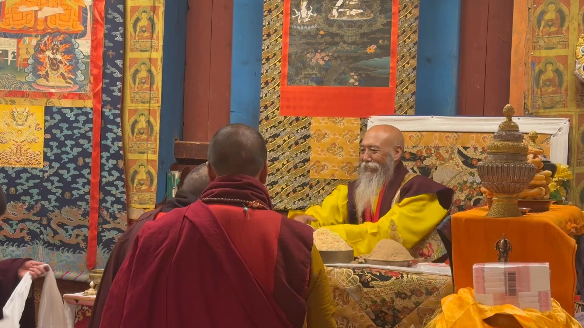 出關實記6 🔮閉關圓滿供養上師 這是藏傳佛教中極為殊勝的儀式 象徵行者對根本上師加持的 感恩與對佛法的堅定信守 ️根本上師為加持之本 在密法中 ...