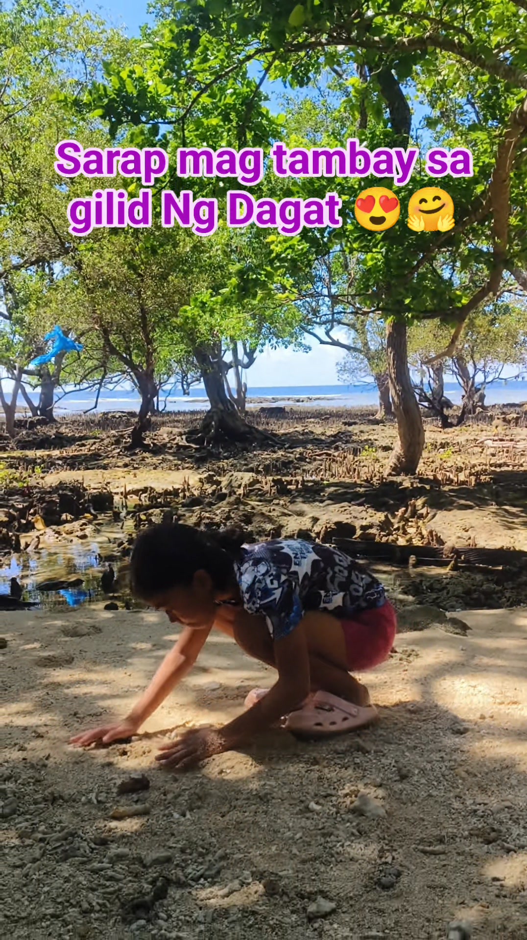 Sarap talaga mag tambay sa gilid Ng Dagat 😍 enjoy si gwyn sa buhangin 😂 ...