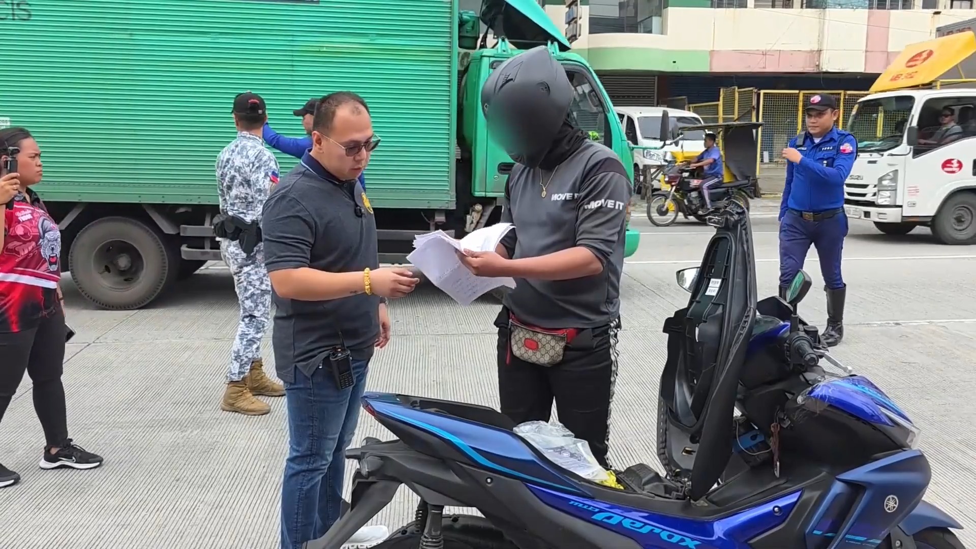 Violator, tatagain ang personnel ng MMDA clearing operation.😮 # ...