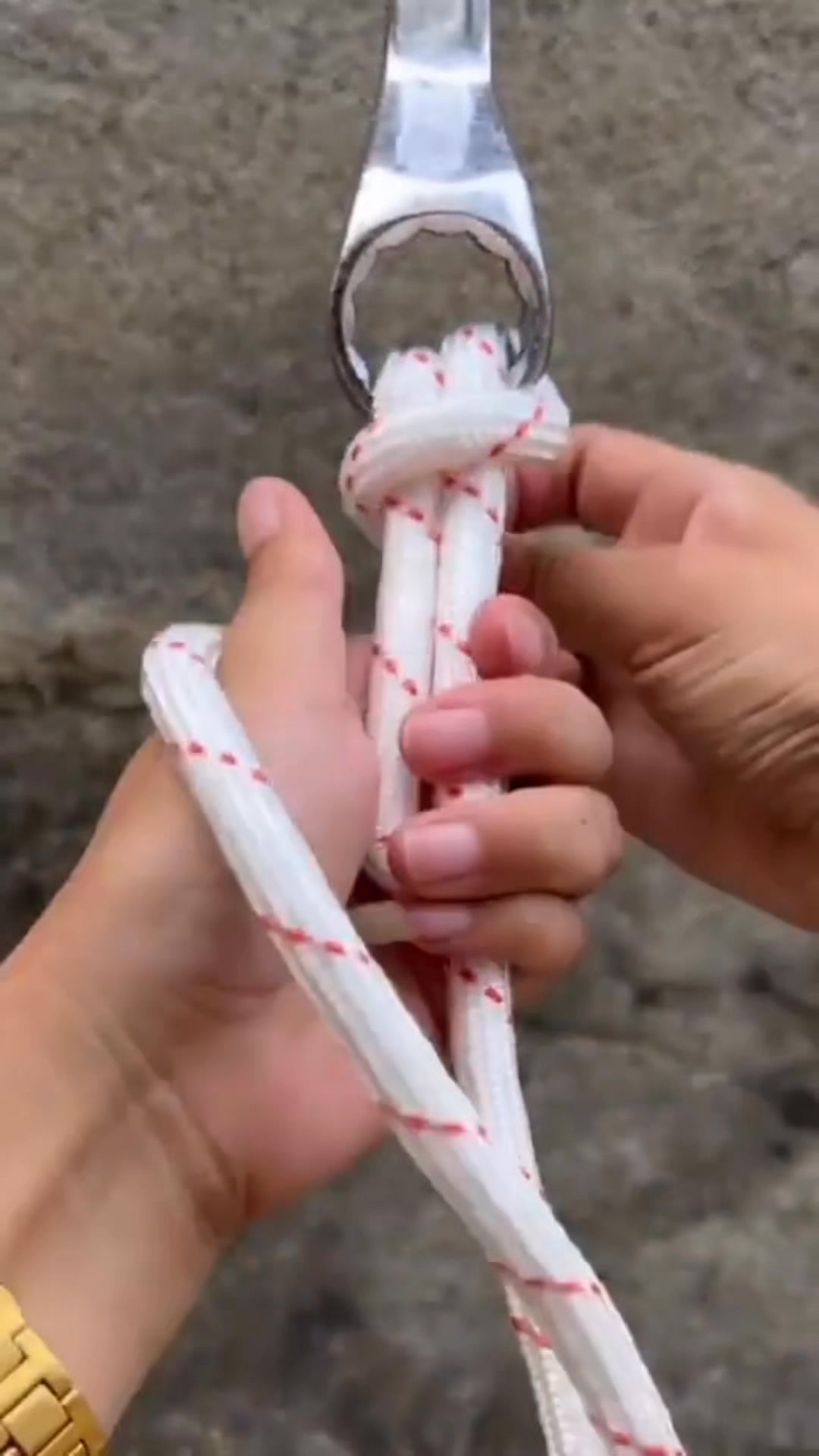 Secure outdoor escape rope knot tying method. #GeniusDIYProjects # ...