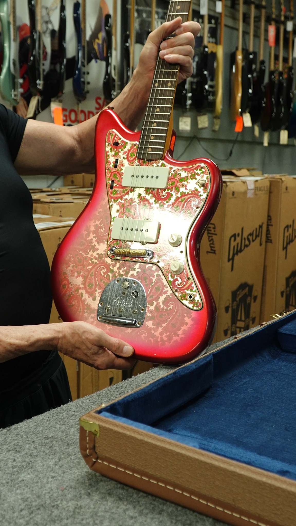 Welcome to Bizarre Guitar in Reno, Nevada 🎸 Today we're