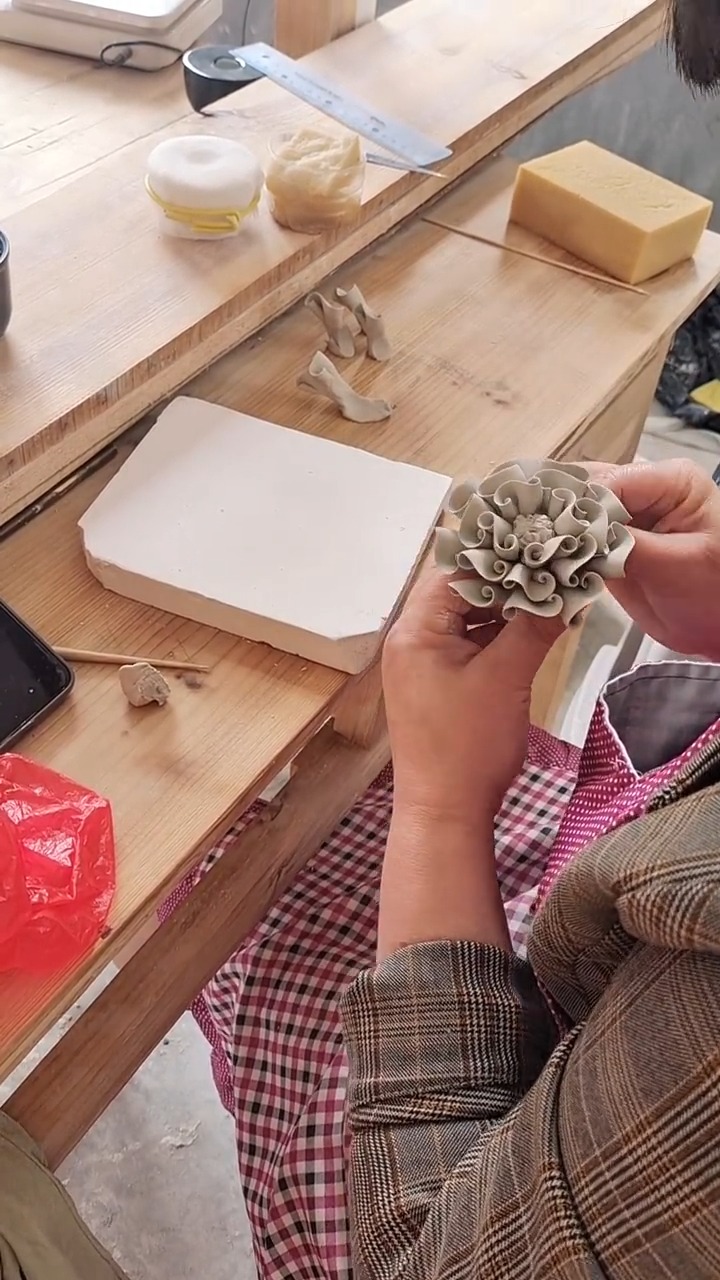 Intangible cultural heritage ceramic hand-sculpted flowers—it looks ...