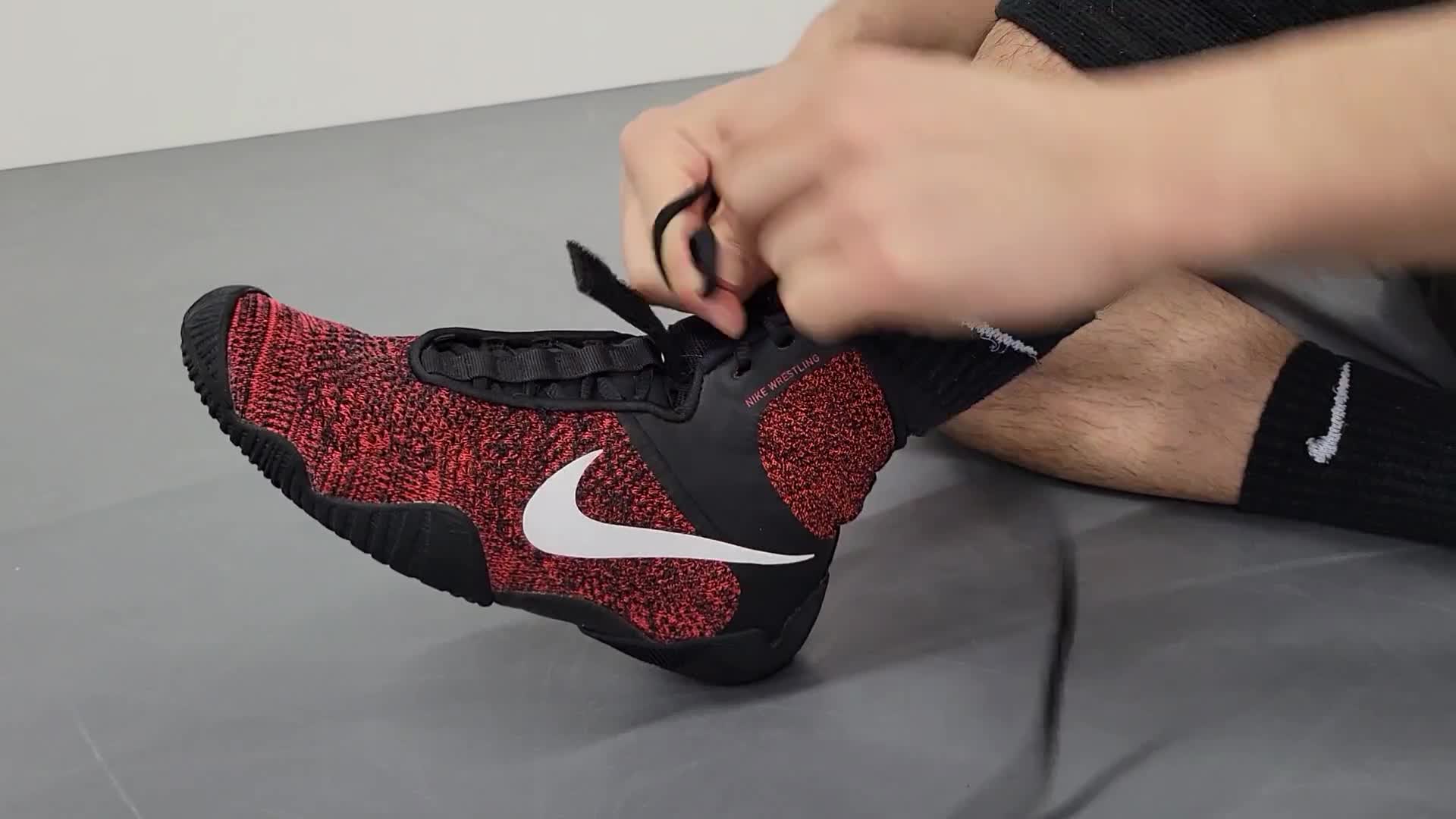 NIKE WRESTLINGのハイエンドモデルTAWAは、紐を引っ張るだけで足に 