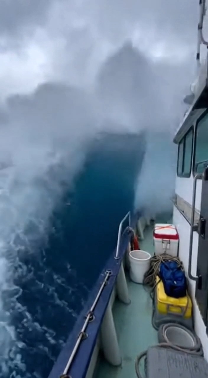 Massive Wave Capsizes Boat on Open Ocean A boat was capsized by a ...