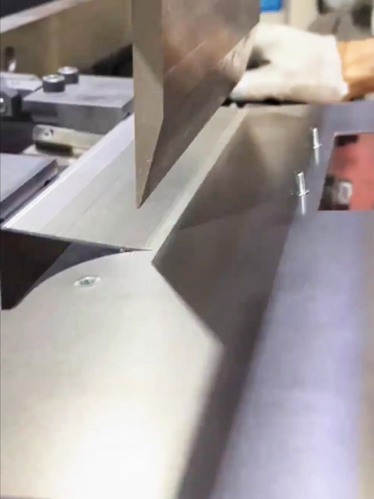 The DECETEC CNC Press Brake delivers smooth, powerful, and precise ...