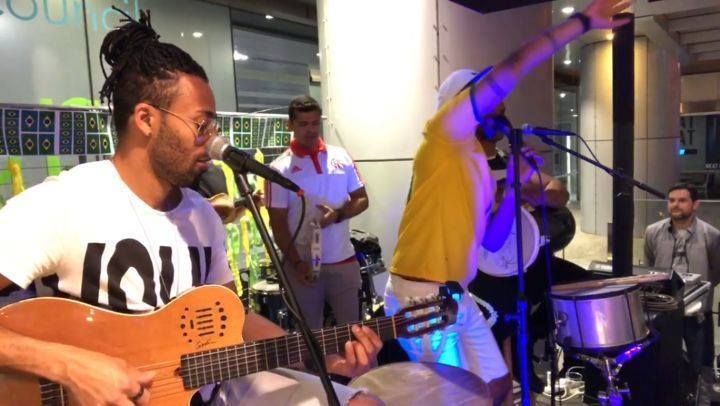 Olha a onda que a rapaziada do Samba Roots tirou no Brazilian Day em ...