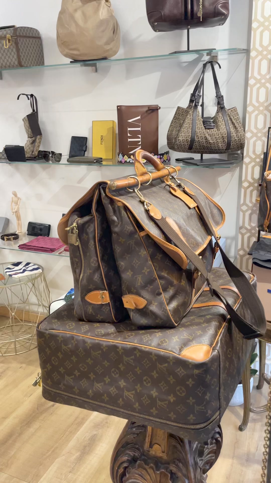 GUCCI、LV、FENDIブランド品アクセサリー、靴、服、化粧箱 GUCCI、LV