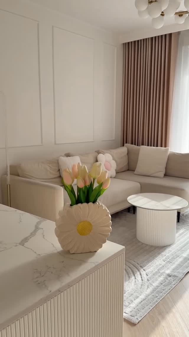 Diese Vase ist ein echter Blickfang! 🌸 Sowohl die Vase als auch die Tulpen sind in mehreren Farben erhältlich. 🌷, 🎥 @wvika #MyActionFavorites | Action