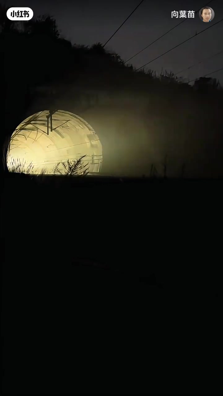 晚上和谐号飙车 寂静的夜晚 | 安源红 | Facebook