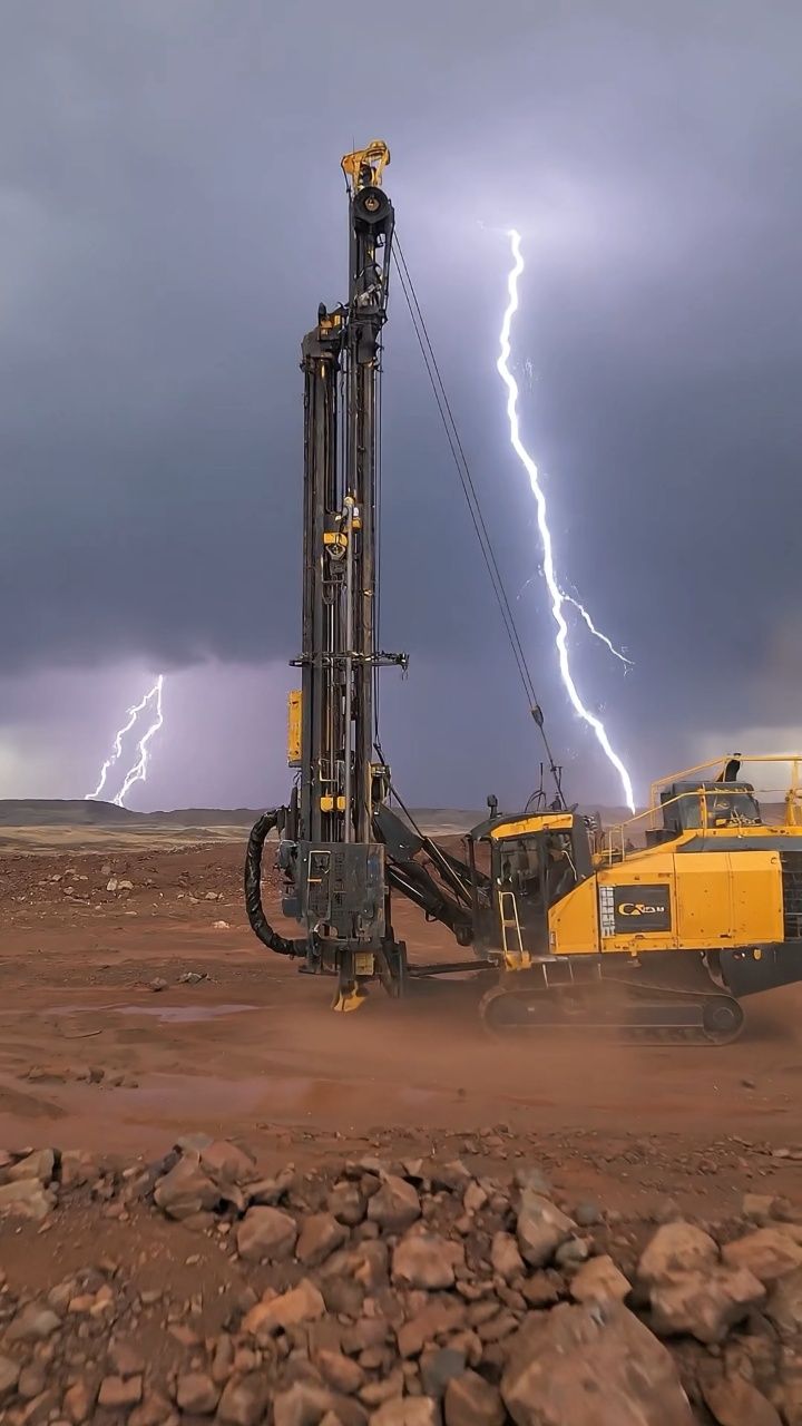 “Lightning-Assisted Production” #fifo #australia #pilbara #mining #AI # ...