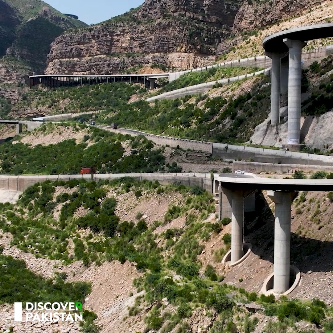 پاکستان میں موجود سعودی عرب جیسی وادی جن ! وہ پُراسرار جگہ جہاں گاڑیاں ...