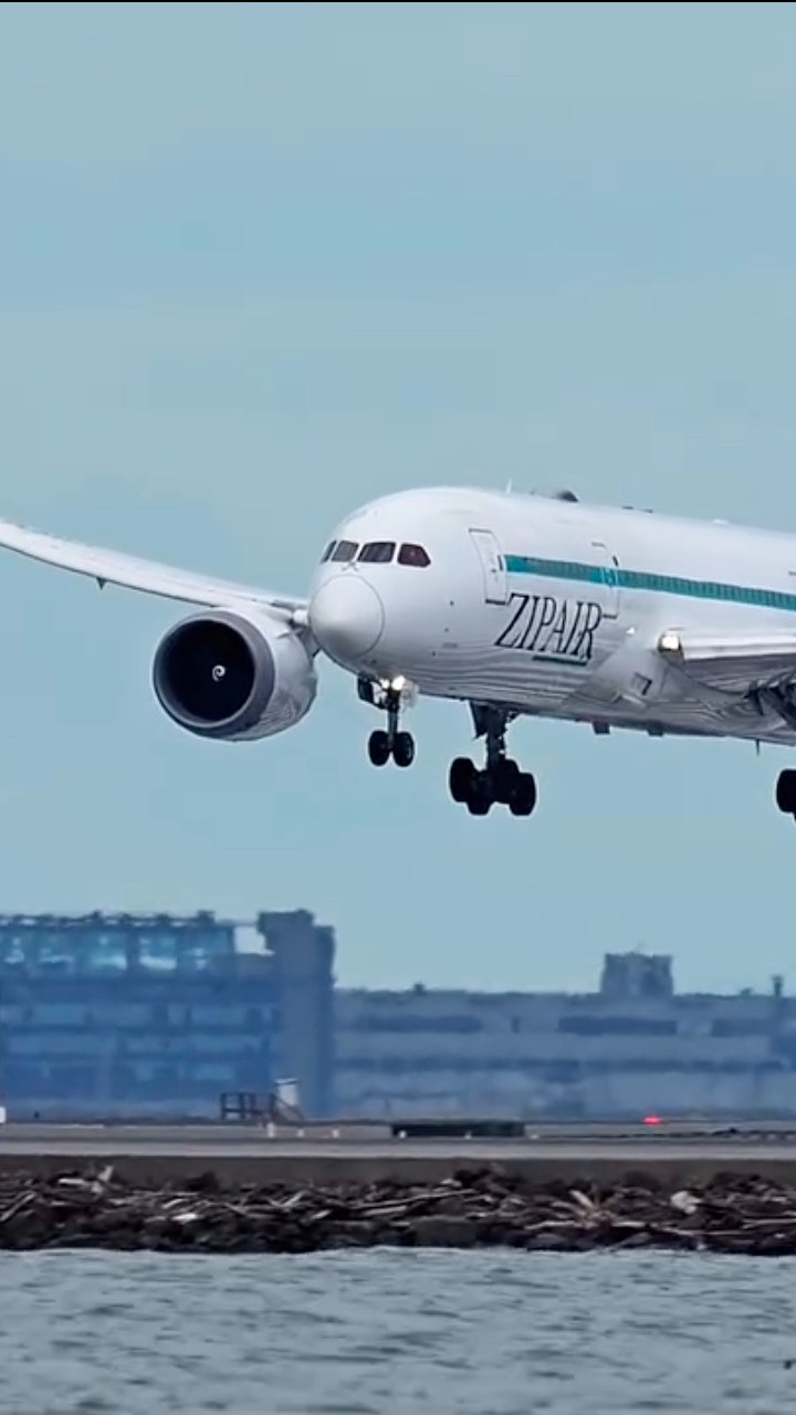 Zipair Boeing 787 dreamliner in flight | Tokyo