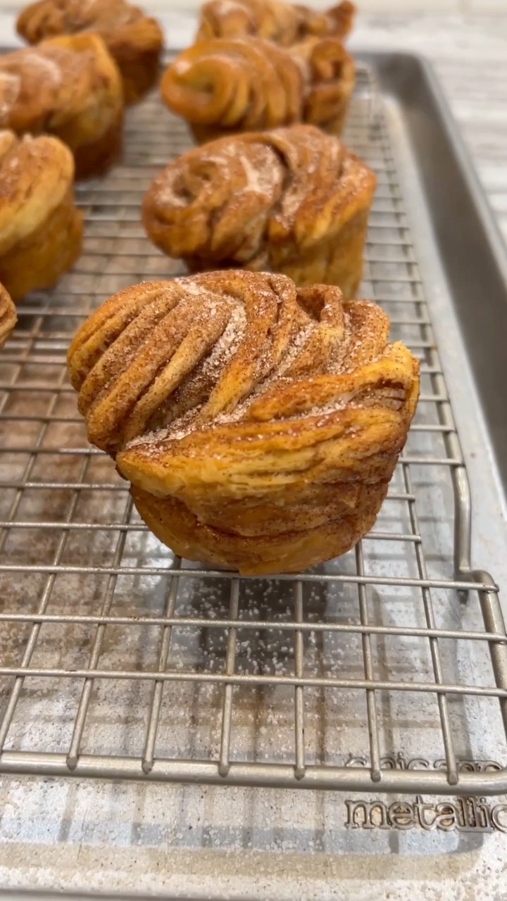 Easy Cinnamon Sugar Cruffins 👩‍🍳 Flaky and buttery crescent roll layers ...