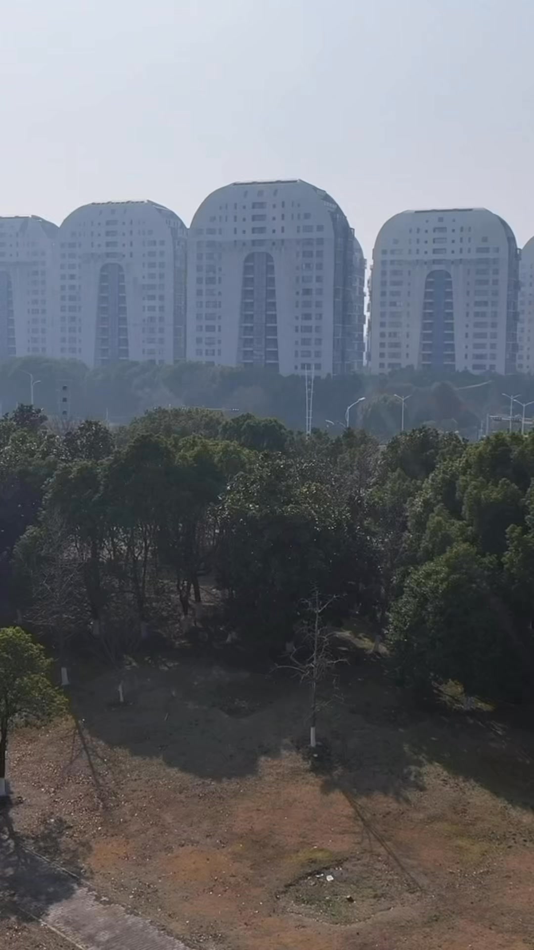 江苏苏州某开发商请英国人而设计的小区，一共20栋每栋有18层，那么这样独特外观的小区你喜欢嘛！！#高层住宅 #城市建设 #虹景湾小区 | 张明 ...