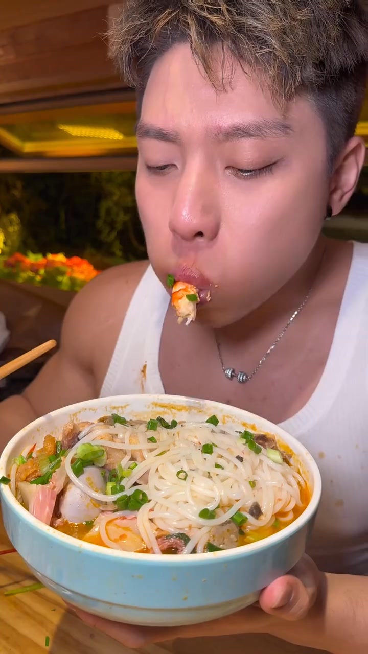 波仔来云南爬4680放纵餐吃个1000块钱的过桥米线#妈呀太香了 #波仔terry #米线 #波仔Terry #vlog #food # ...