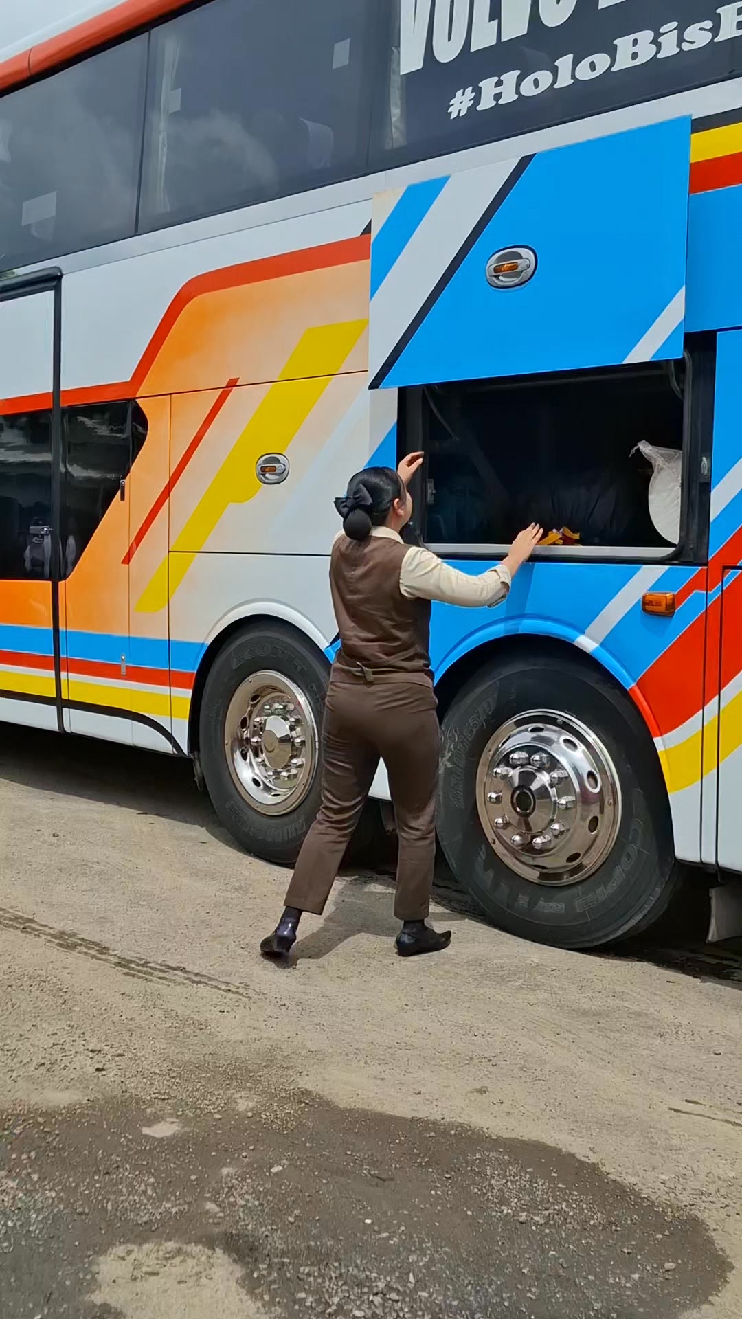 Luxury bus with service like an airplane #luxurybus #Fantravel # ...