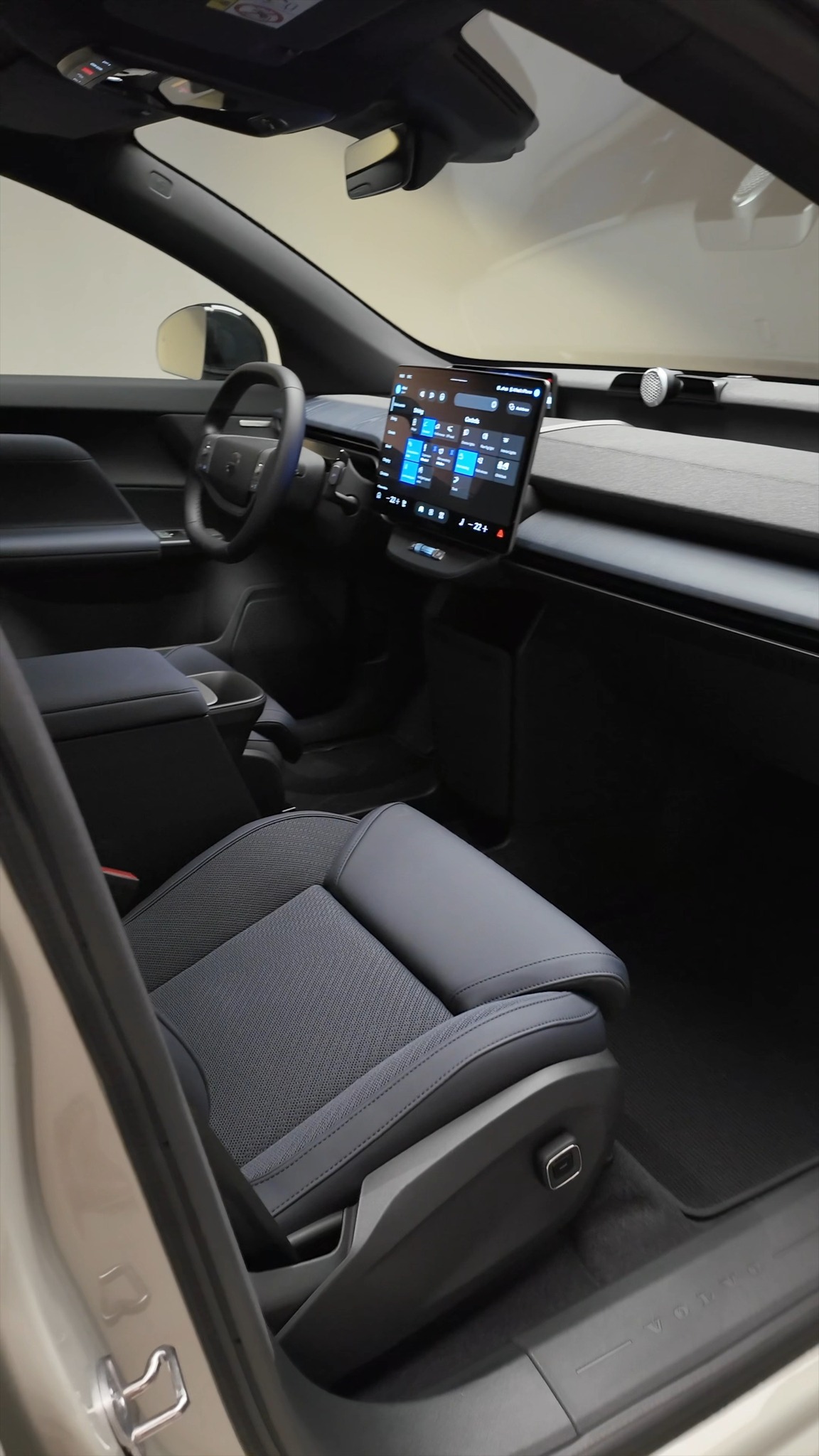 💡Interior of the first-ever Volvo EX60 - so to speak the electric Volvo ...