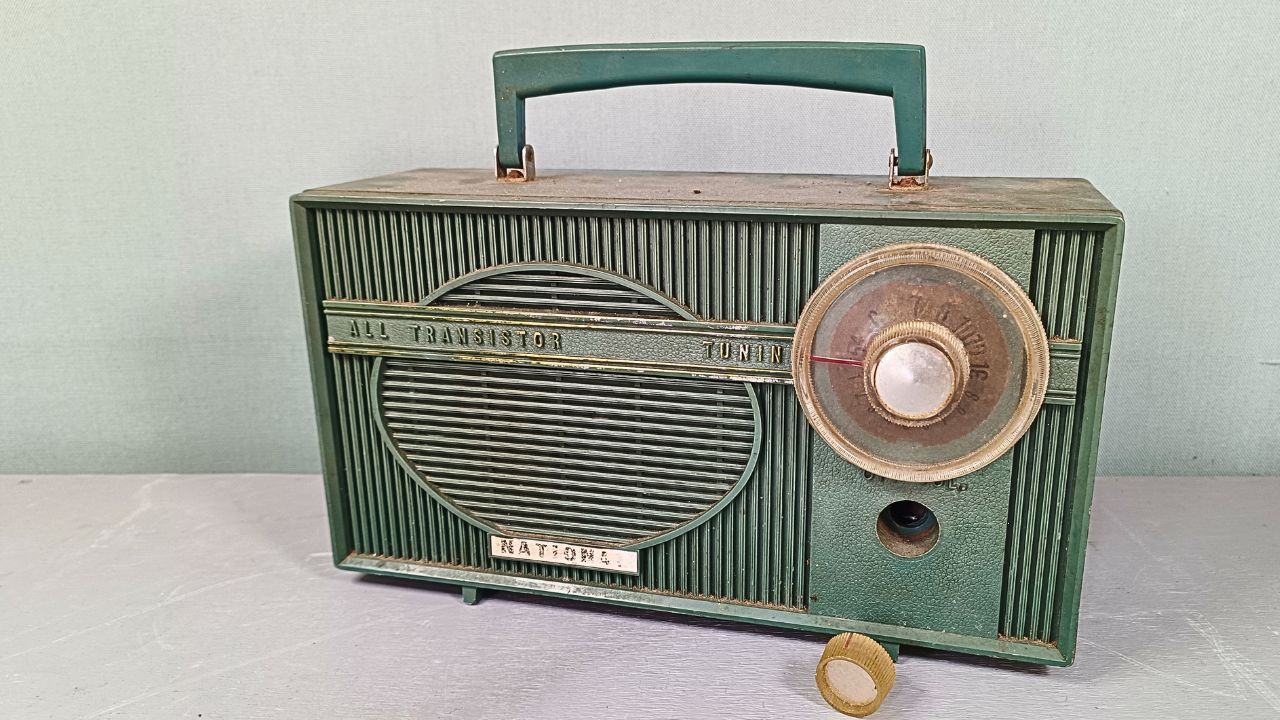 昭和レトロAIWA AM RECEIVER AR-555ラジオ(新品未使用) The Aiwa AR-555 is a vintage, pocket-sized AM receiver. It