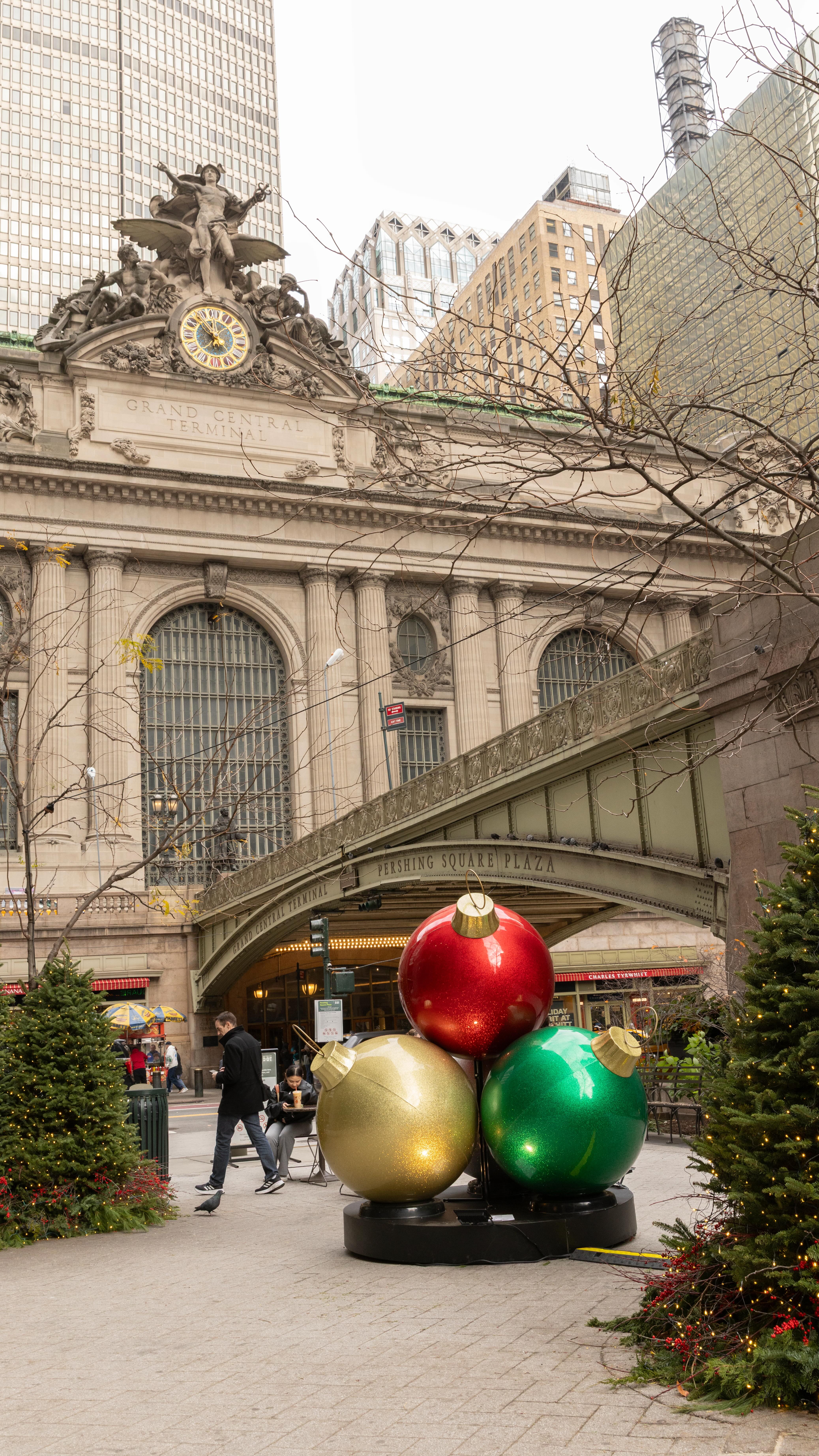 A behind the scenes look at how the crew set up our new GIANT holiday ...
