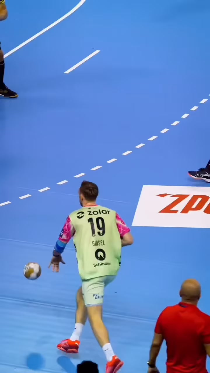Matthias Gidsel 🇩🇰🤾‍♂️ Watch the footwork in slow motion…almost freezes ...