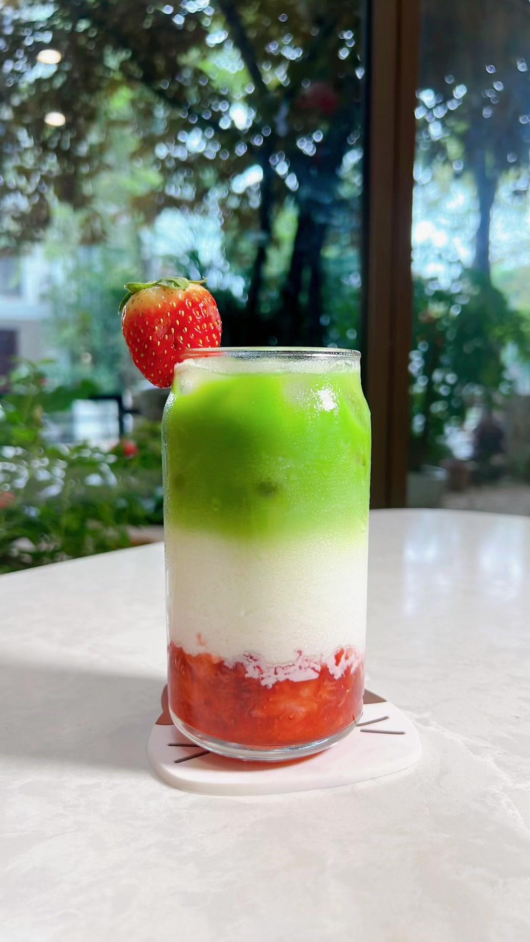 Matcha latte có thêm dâu tươi cũng là 1 sự kết hợp thú vị #4Seasons # ...