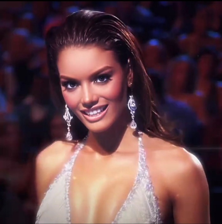 zuleyka rivera despacito gold dress Did you know? actually wore the same gown for her Miss Puerto Rico win and again at the Miss Universe 2006 prelims. But for the finale, she brought the drama — core-line