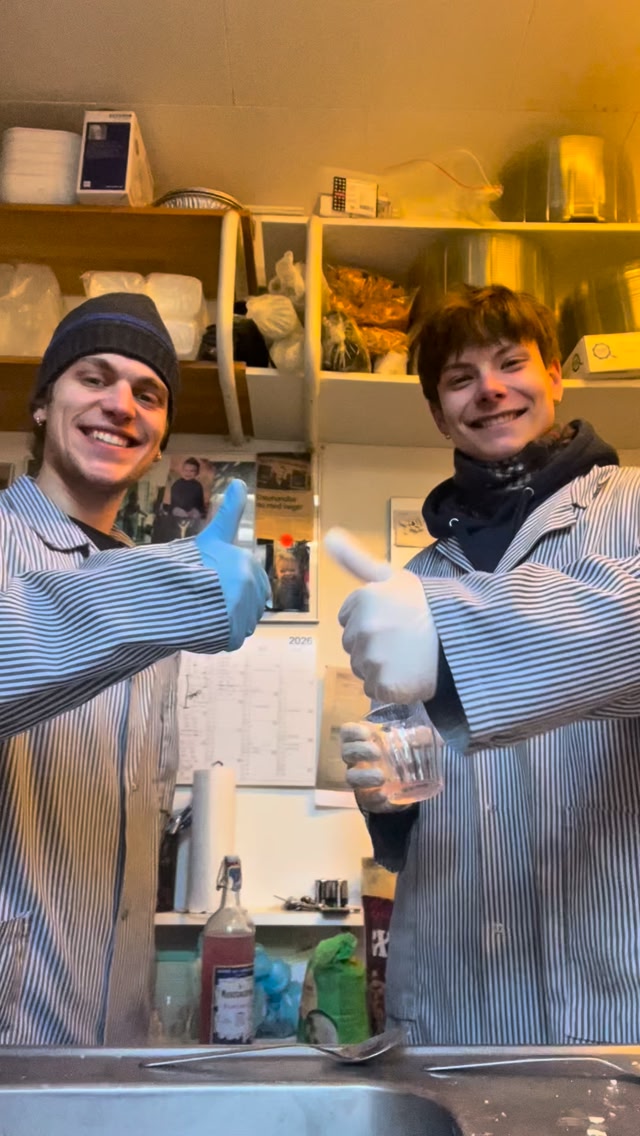 Så får Aksel og Jakob også lige smagt på den smagfulde Potkäse😳 I må ...
