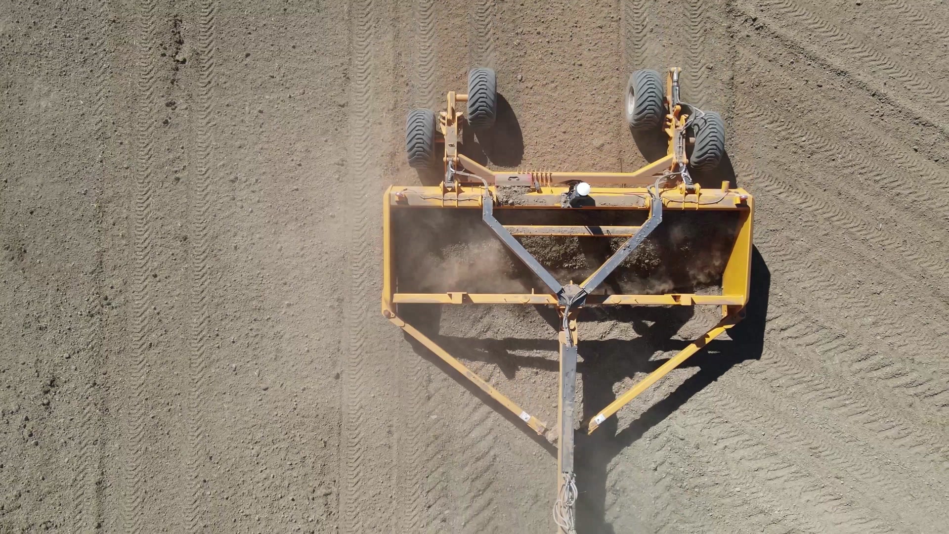 Vidéo étendue d'une niveleuse haute vitesse LN-14 G4 au travail sur un ...