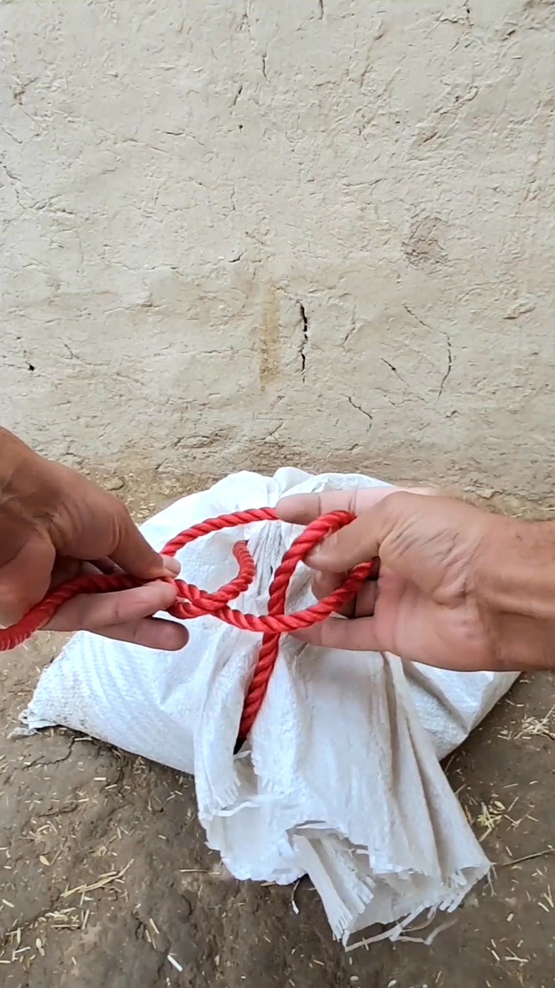 Perfect knot for tying sacks and bags — fast and super strong 💪 Watch ...