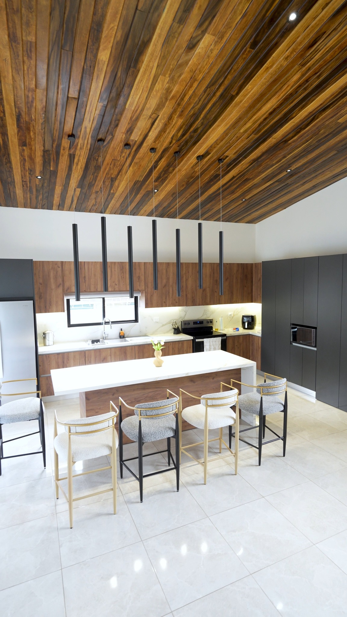 Una cocina moderna no solo se ve bien, se vive. Líneas limpias ...